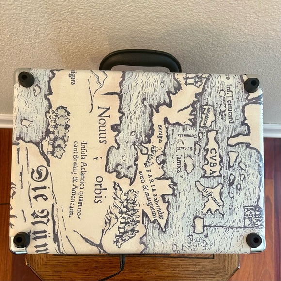 VICTROLA Journey Suitcase 3-Speed Record Player Turntable, Bluetooth, Map Print - Picture 8 of 9